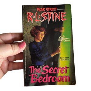 1991 The Secret Bedroom R. L. Stine Fear Street Teen Horror Novel Paperback